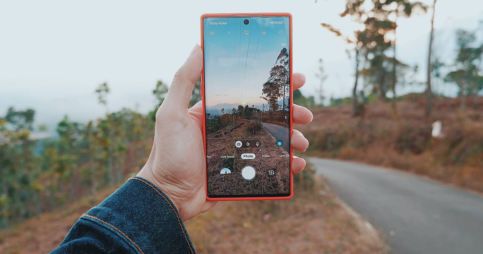 Человек фотографирует на смартфон, снимая кадр с движением