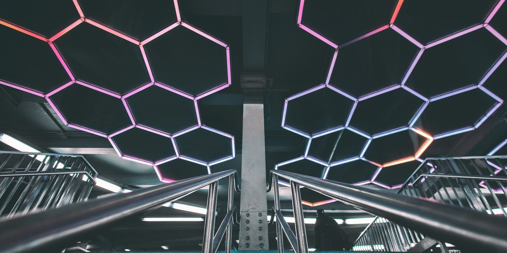 Серые металлические перила