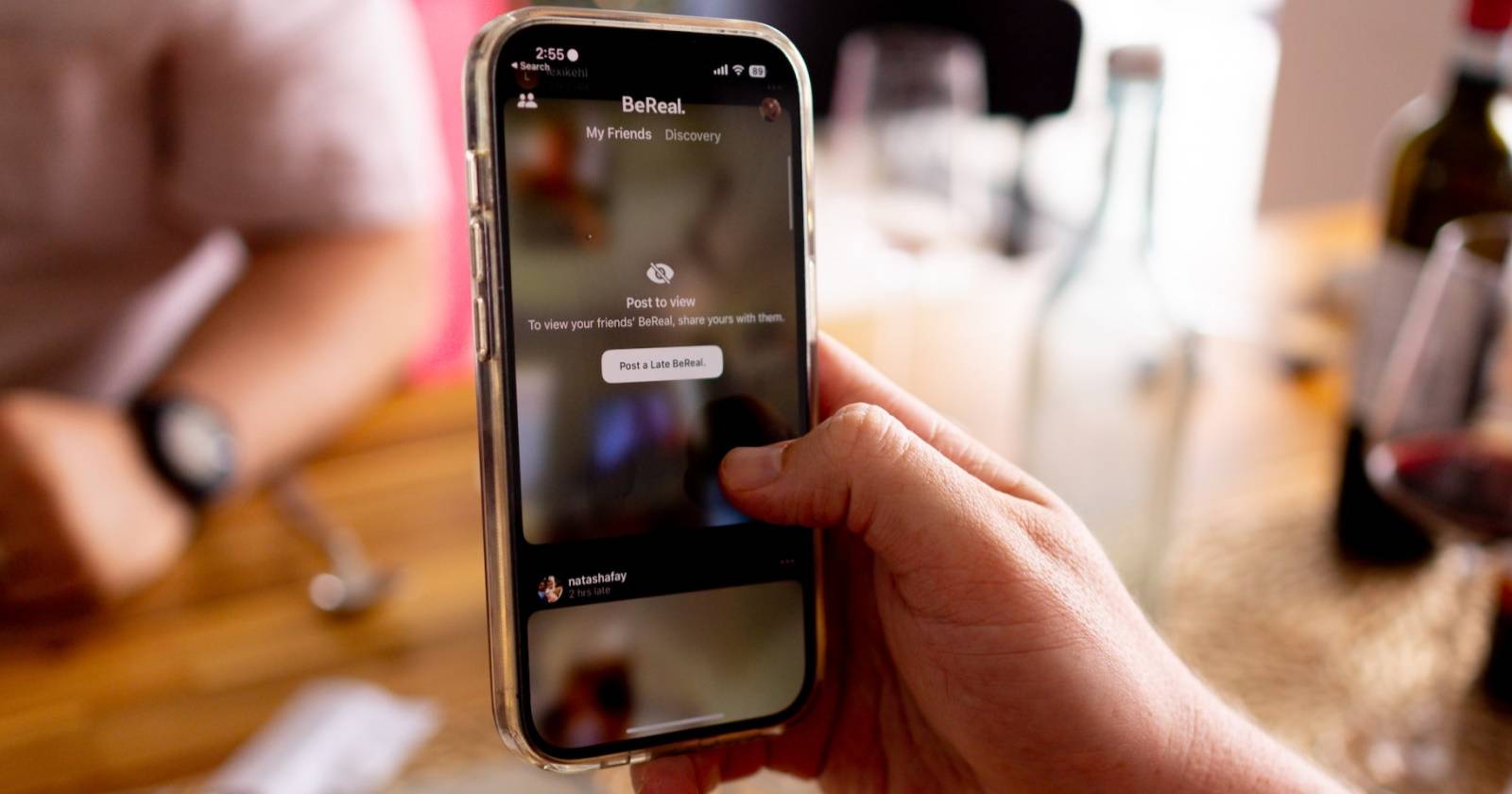 Рука, держащая смартфон с приложением