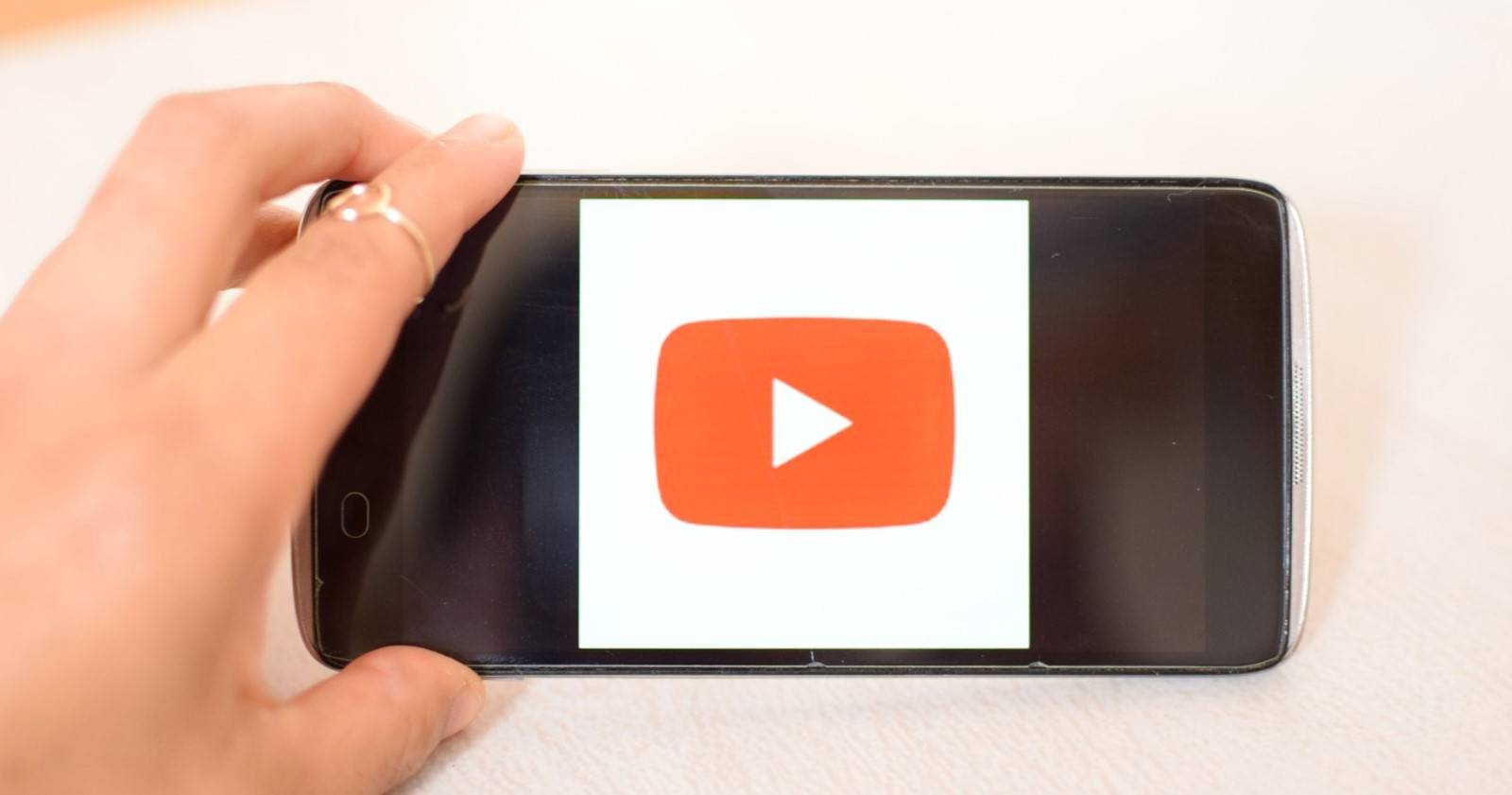 Приложение YouTube на смартфоне