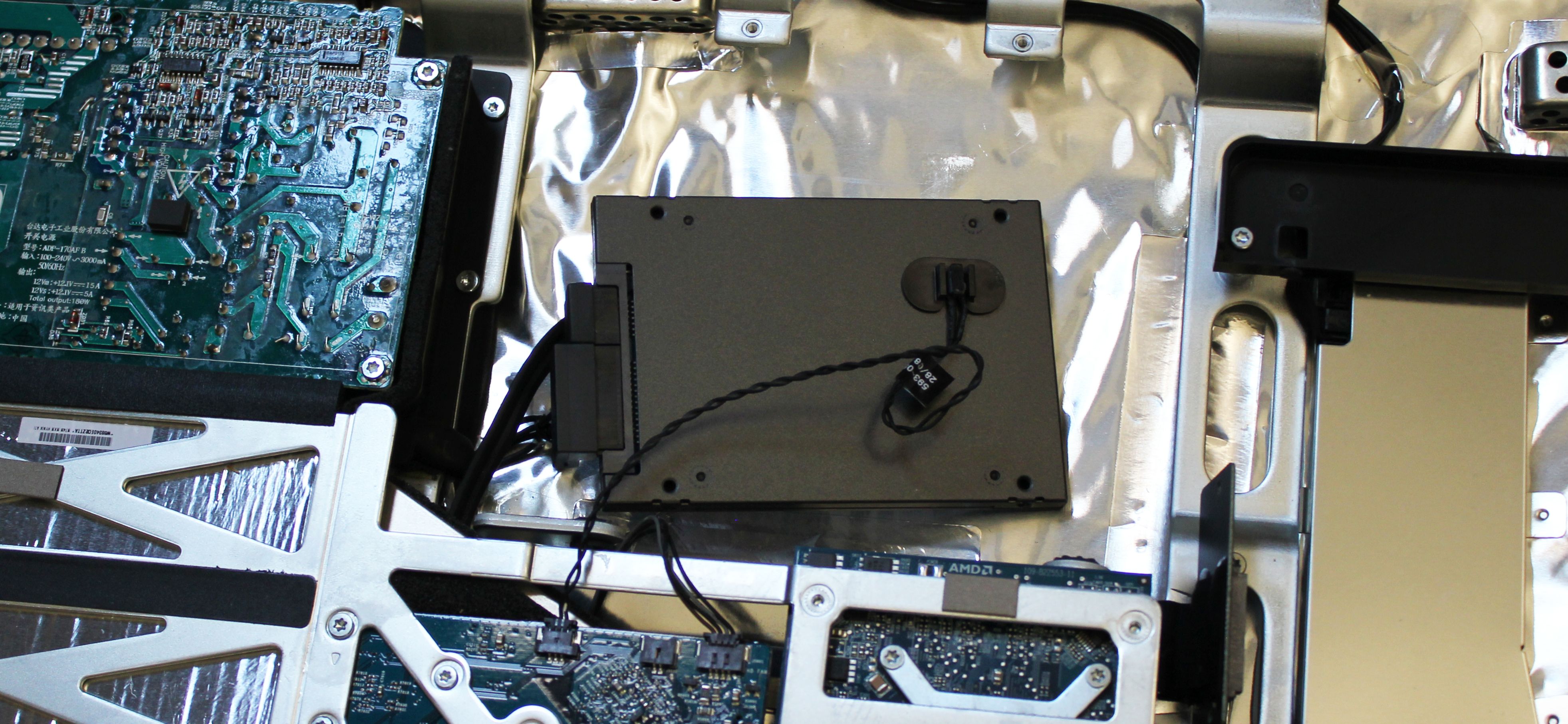 SSD установлен в отсеке с адаптером