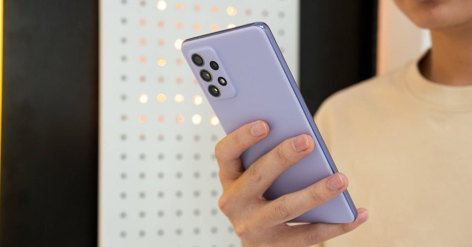 Человек использует смартфон Samsung Galaxy