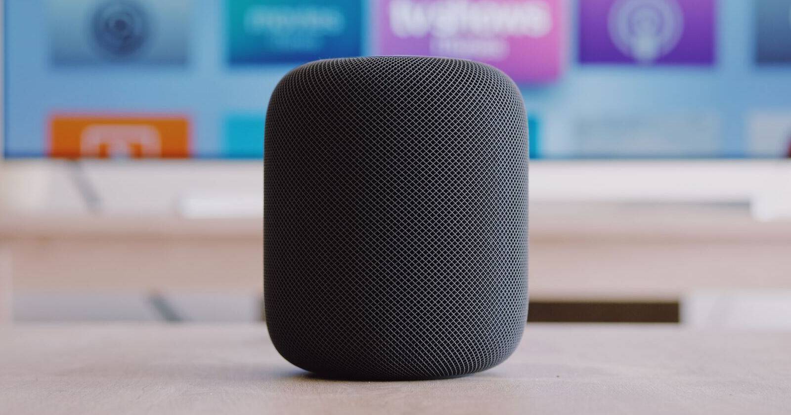черный Apple HomePod на рабочем столе, крупный план