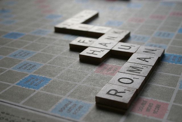 буква R на фоне правил Scrabble