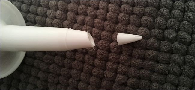 Отрезание носика тубы герметика ножом