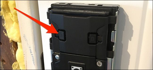 Кнопка A на задней стороне замка для сопряжения