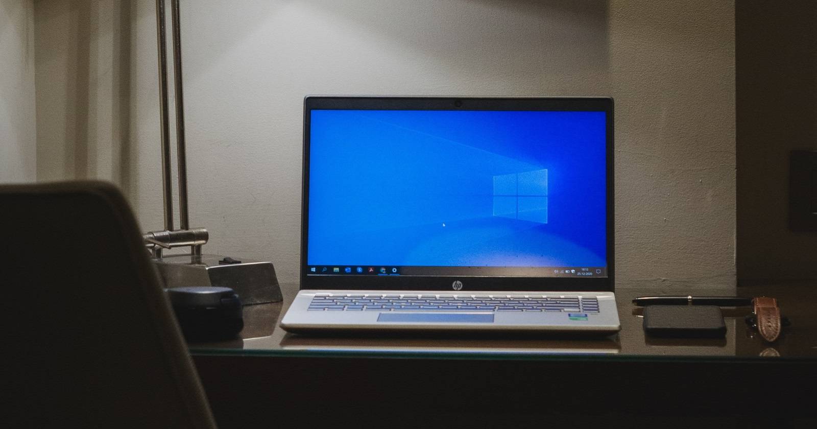 Компьютер с Windows 10 и чистым рабочим столом