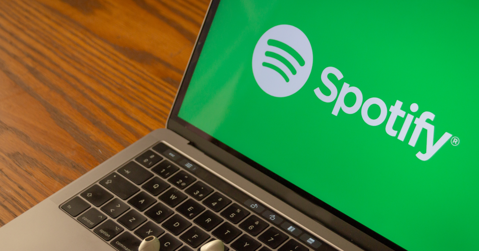 Ноутбук с открытым Spotify веб-плеером