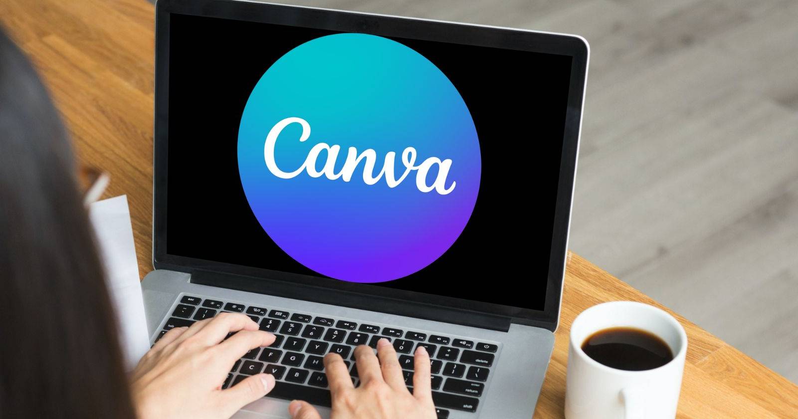 Женщины, работающие за ноутбуком с логотипом Canva на экране.