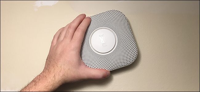 Крепление Nest Protect на монтажной пластине: совмещение защёлок и поворот
