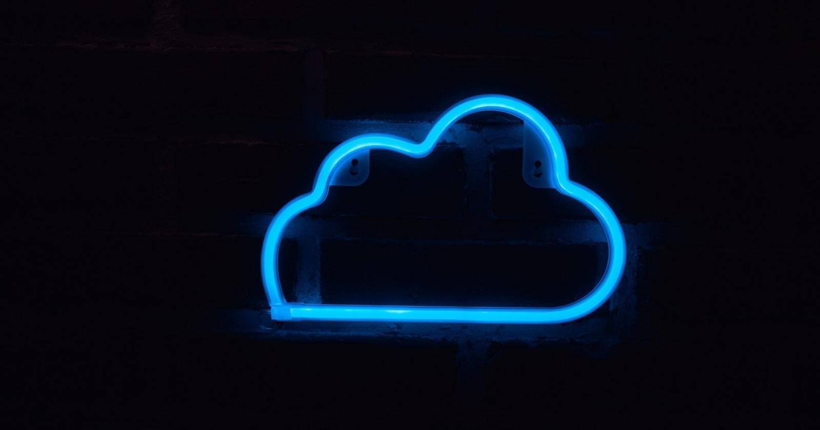 Облачный логотип похожий на iCloud на тёмном фоне иллюстрирует статью о переносе почты Microsoft 365 в Apple iCloud+.