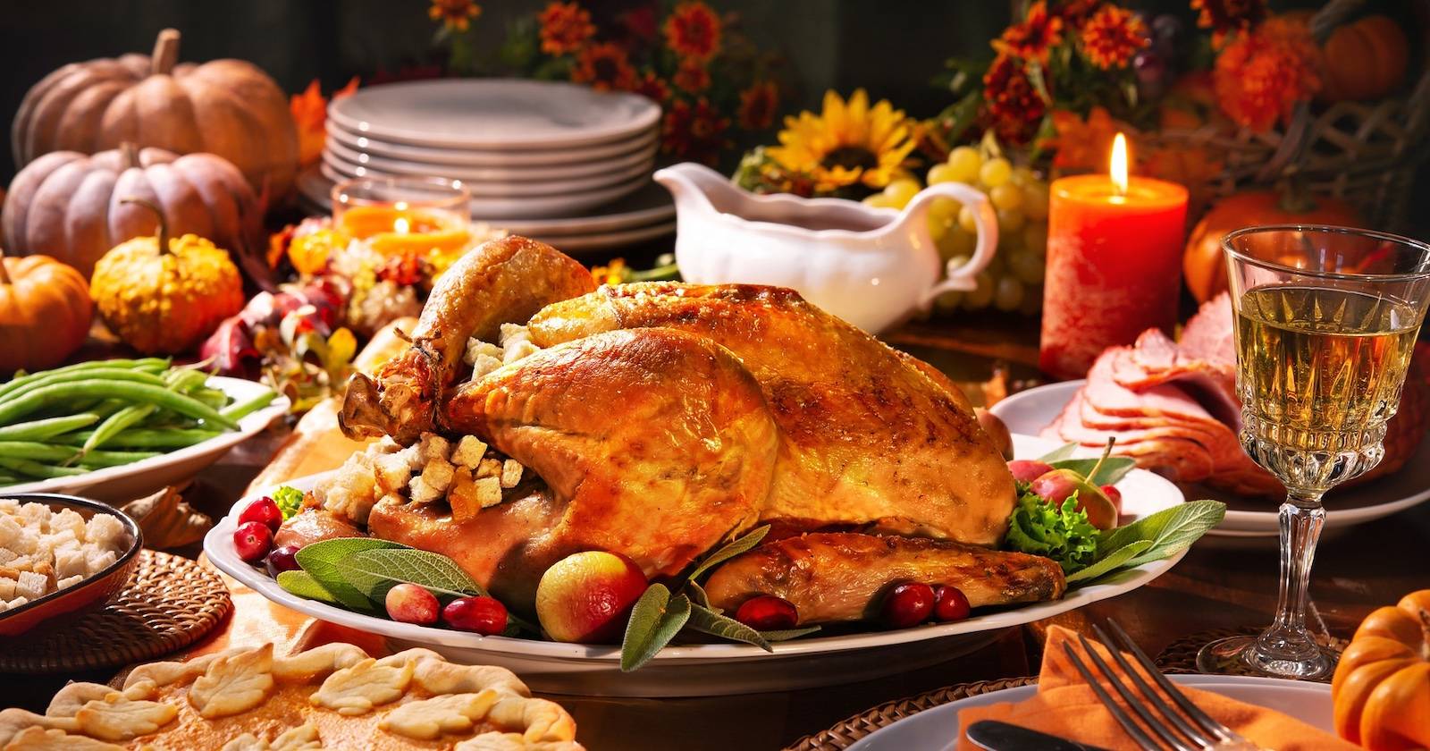 Семейный ужин на День благодарения, сервированный стол