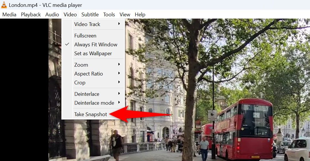 Пункт Video > Take Snapshot выделен в VLC.