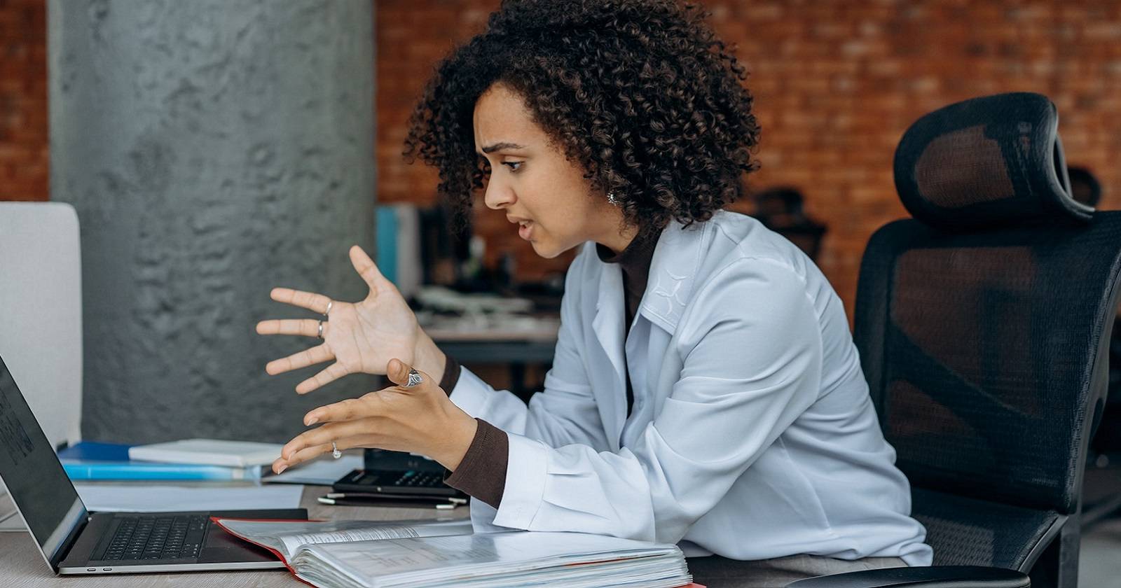 Разочарованный пользователь за ноутбуком