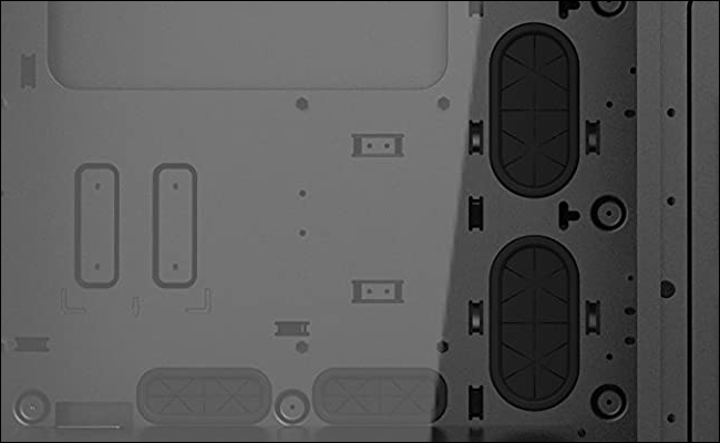 Крупный план резиновых втулок (grommets) в корпусе Phanteks.