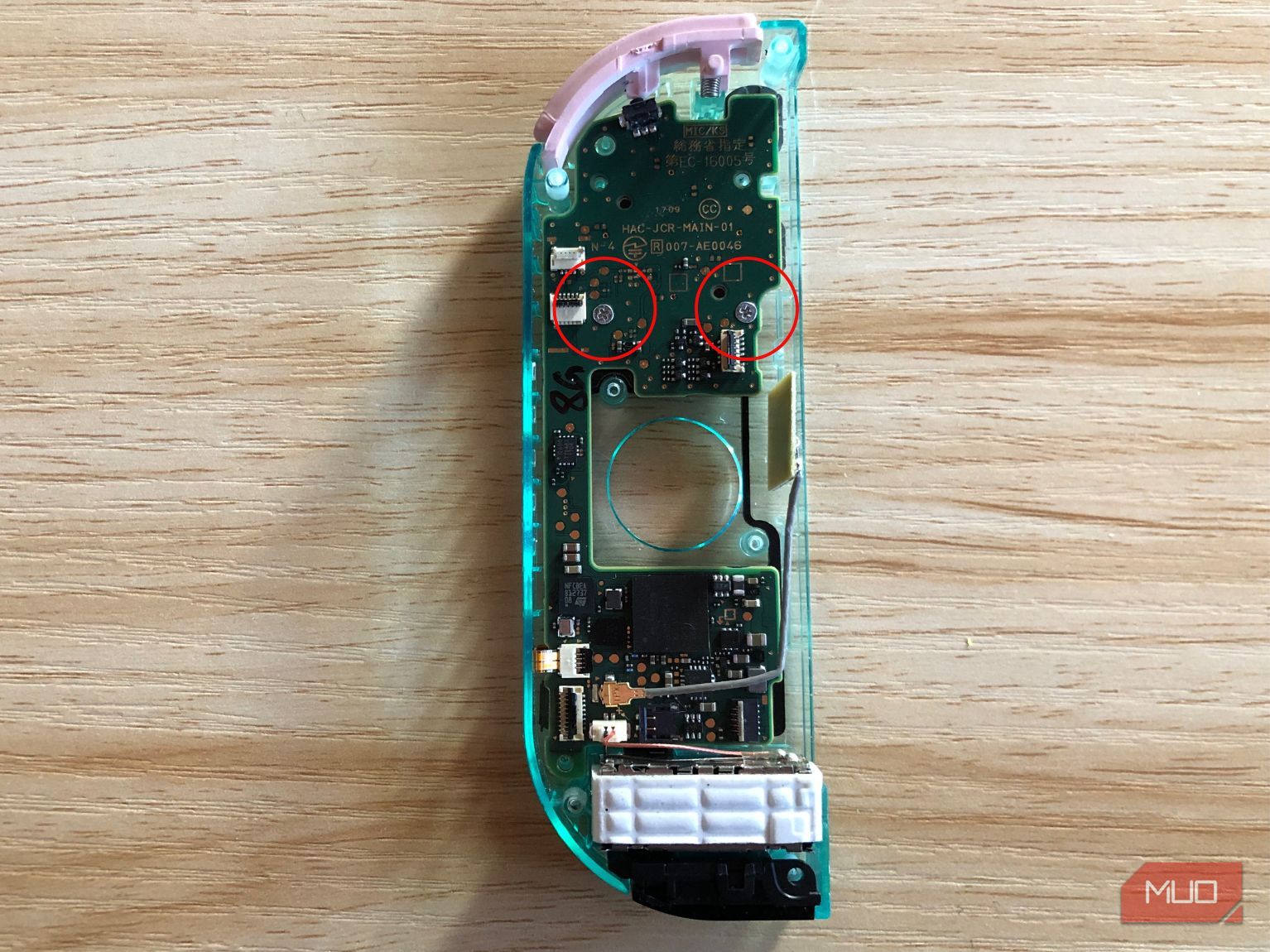 Два винта, удерживающие материнскую плату Joy-Con