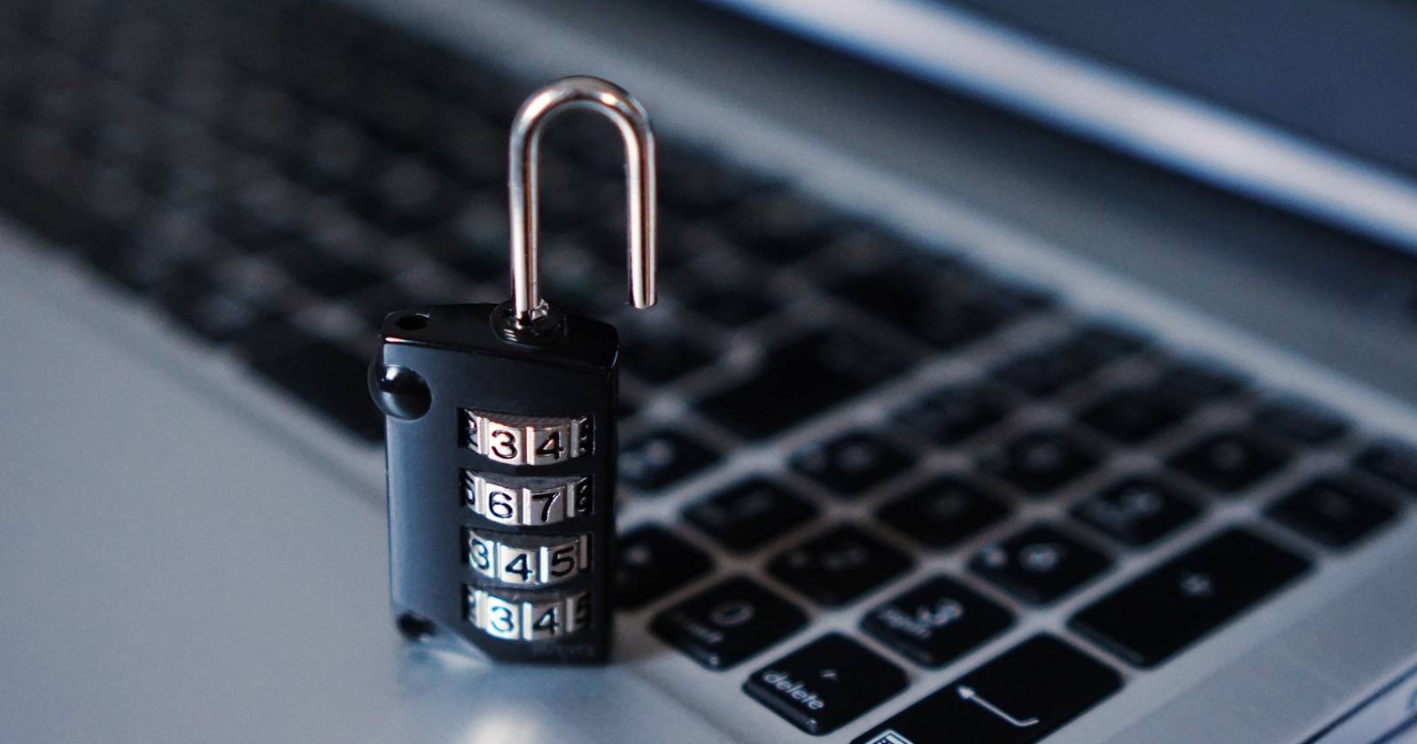 Открытый замок на клавиатуре ноутбука