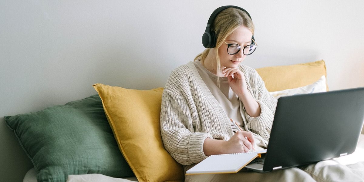 Человек делает заметки