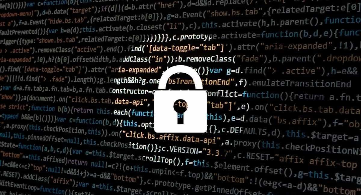 Иллюстрация программного кода и замка, символизирующая безопасность кода