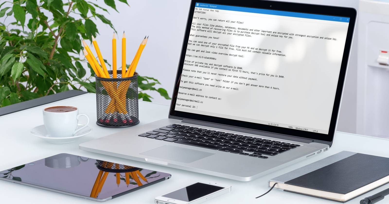 Ноутбук на столе с планшетом и книгой