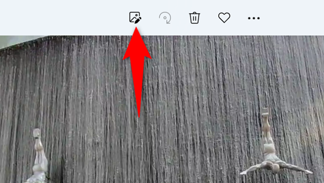 Интерфейс приложения «Фотографии»: кнопка Обрезка видео в верхней части окна