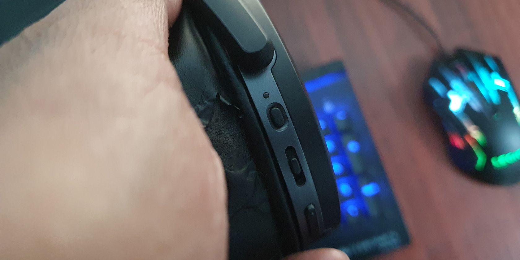 Сброс Bluetooth‑наушников — пример кнопок и индикаторов