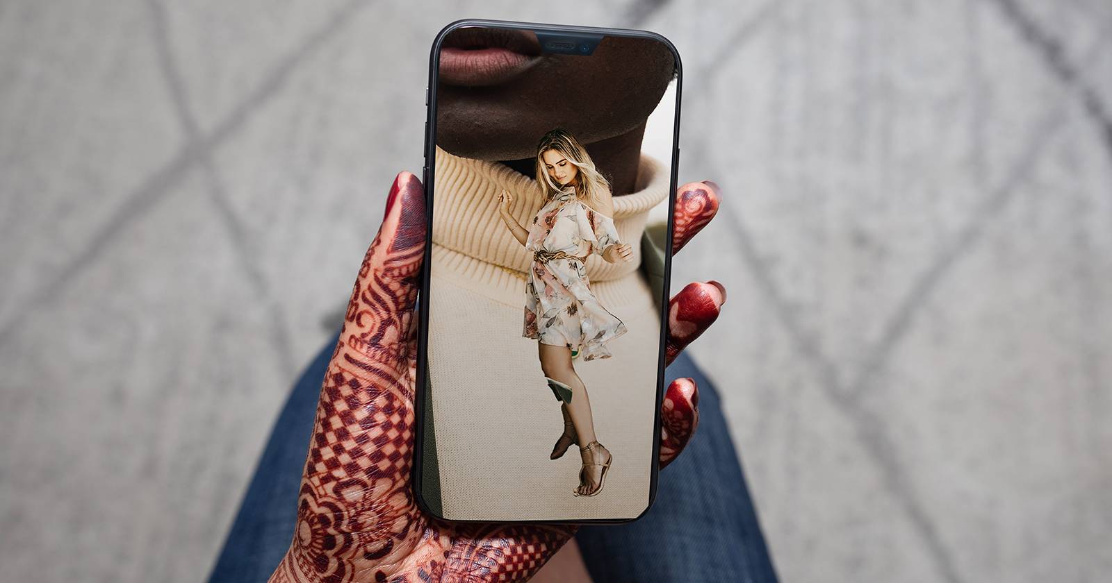 Готовый пример анимированного скрапбук-ролика на телефонном дисплее.