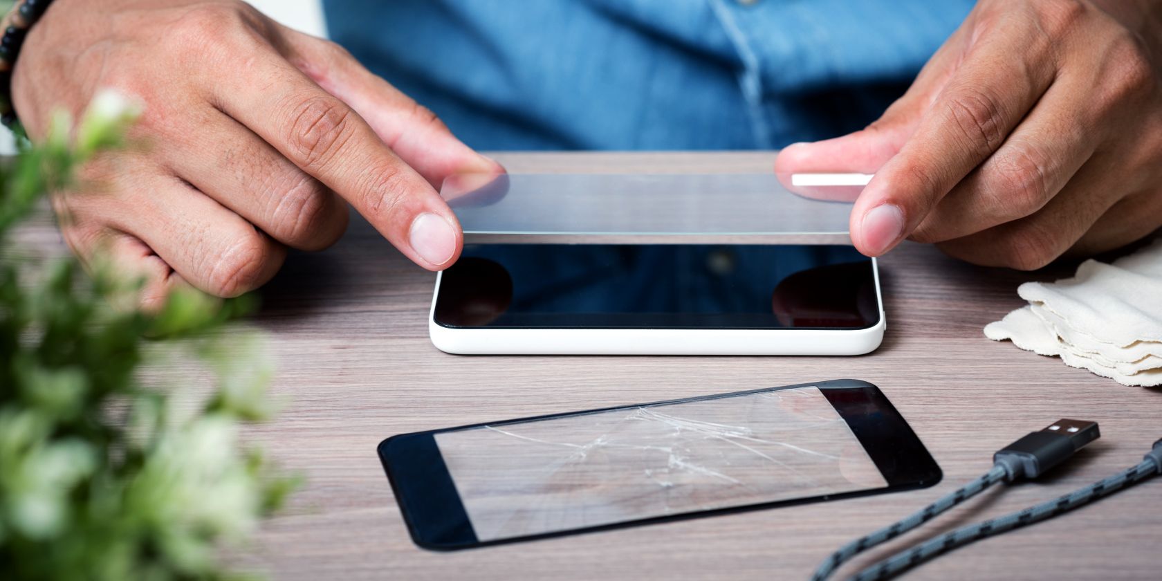 Наклейка защитной плёнки без пузырей