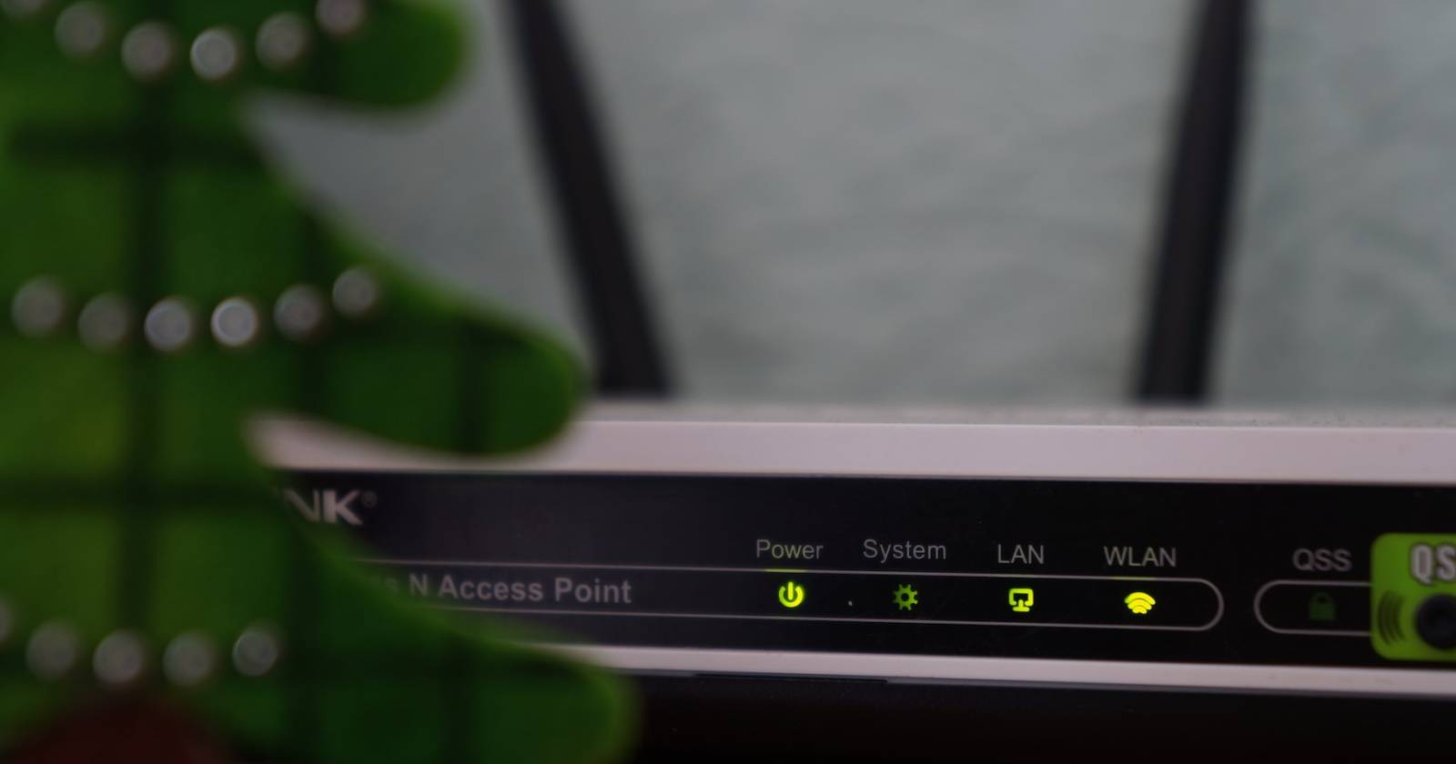 Фотография передней части Wi‑Fi роутера на размытом фоне