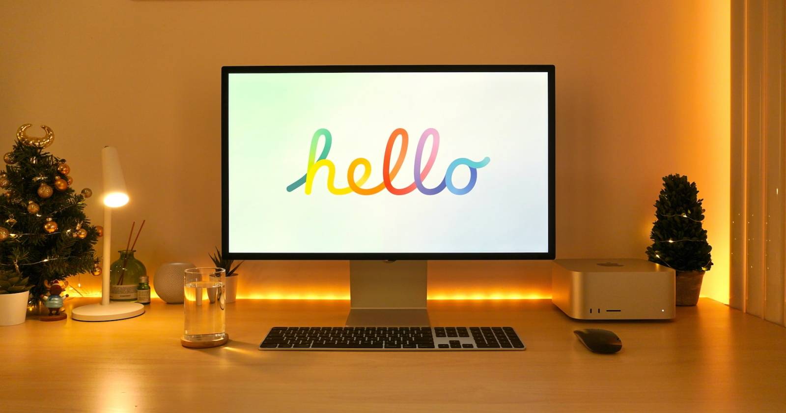 Mac Studio рядом со Studio Display