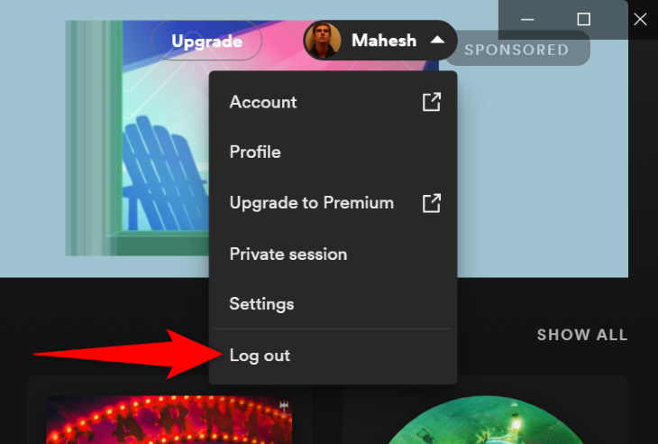 Выберите «Log Out» в меню Spotify на компьютере