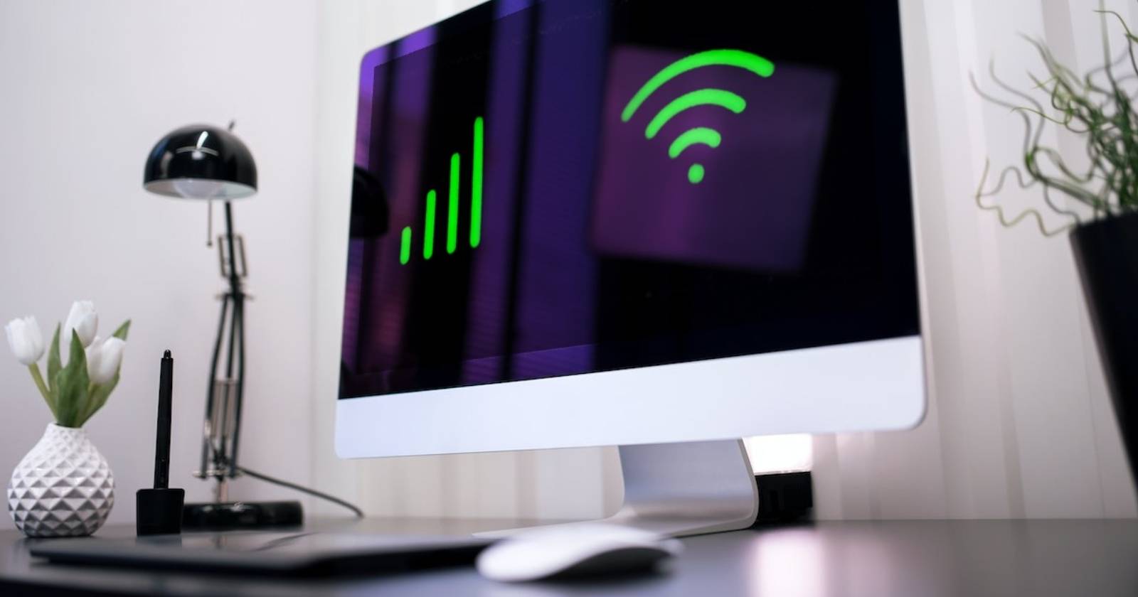 iMac с иконками интернета на экране