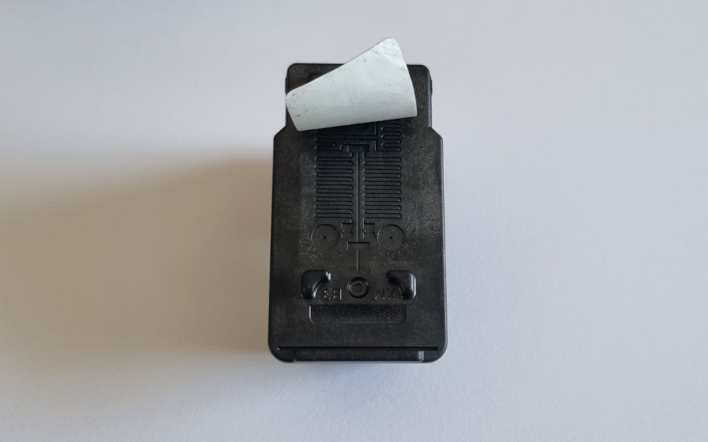 Этикетка на картридже рядом с местом заправки