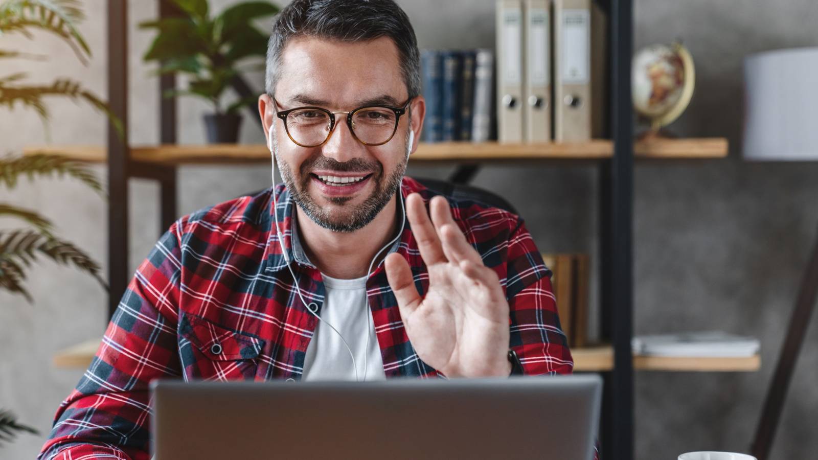 Человек в наушниках участвует в онлайн‑встрече