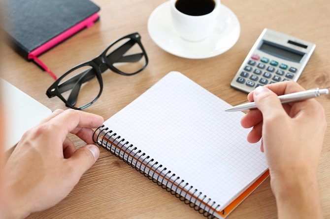 Человек заполняет журнал просмотра на планшете