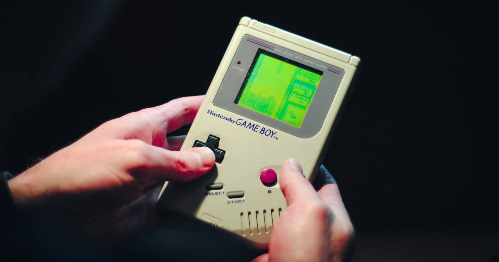 Человек держит Game Boy — иллюстрация ретро-игры