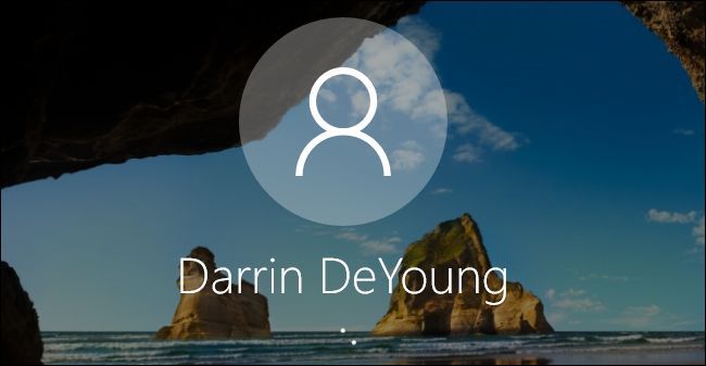 Фотография: демонстрационный ПК в витрине магазина