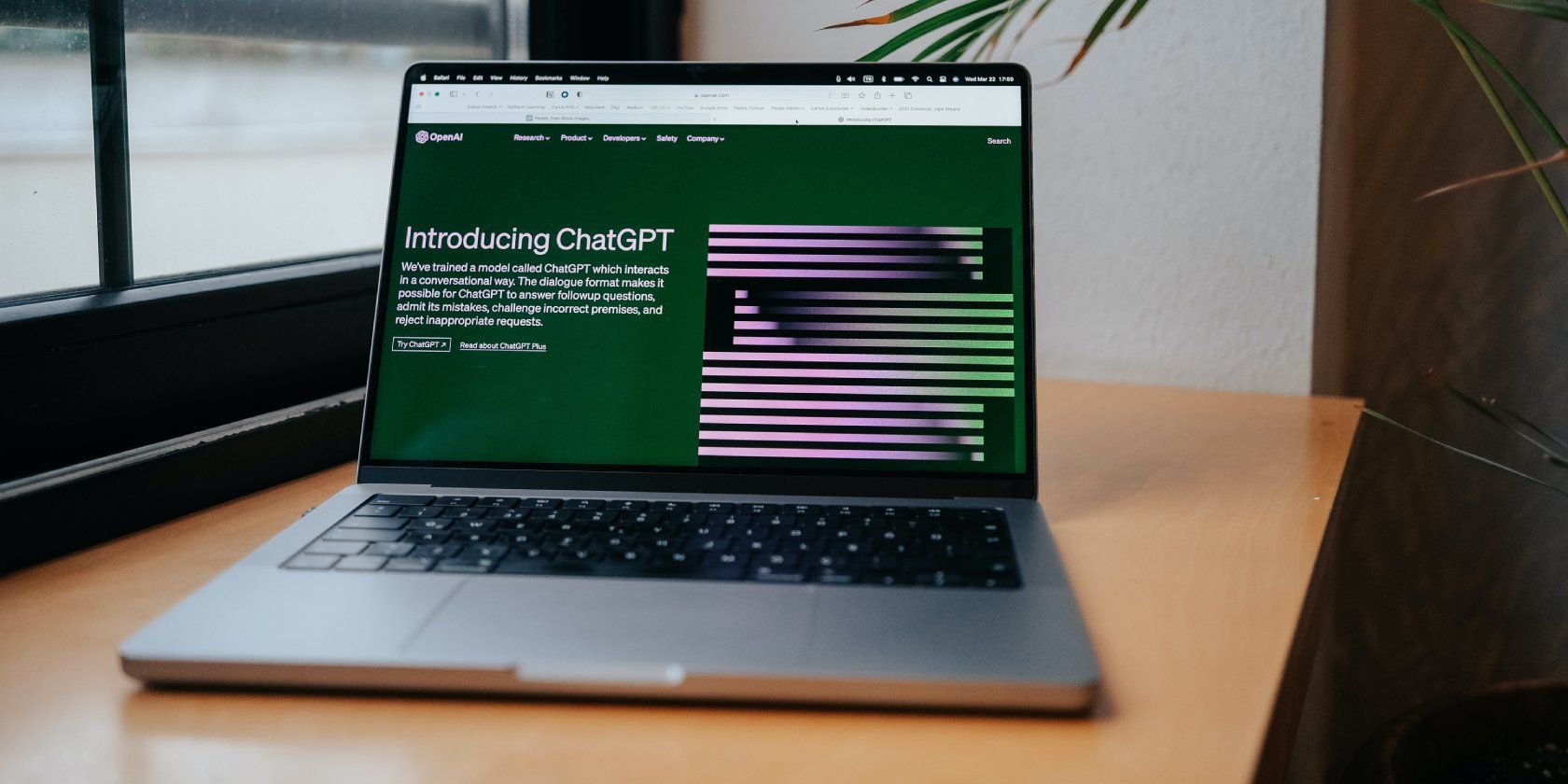 Компьютер на столе с открытым ChatGPT на экране