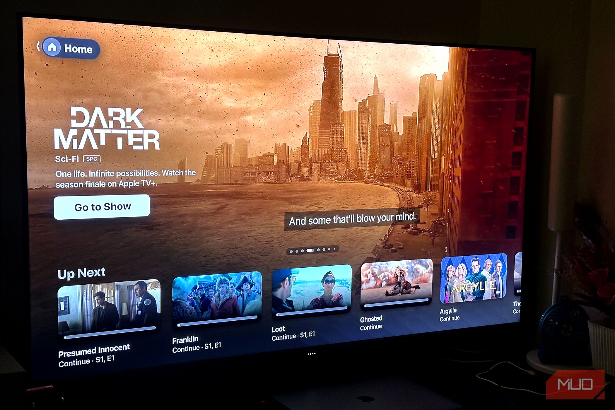 Интерфейс приложения Apple TV на смарт‑телевизоре.