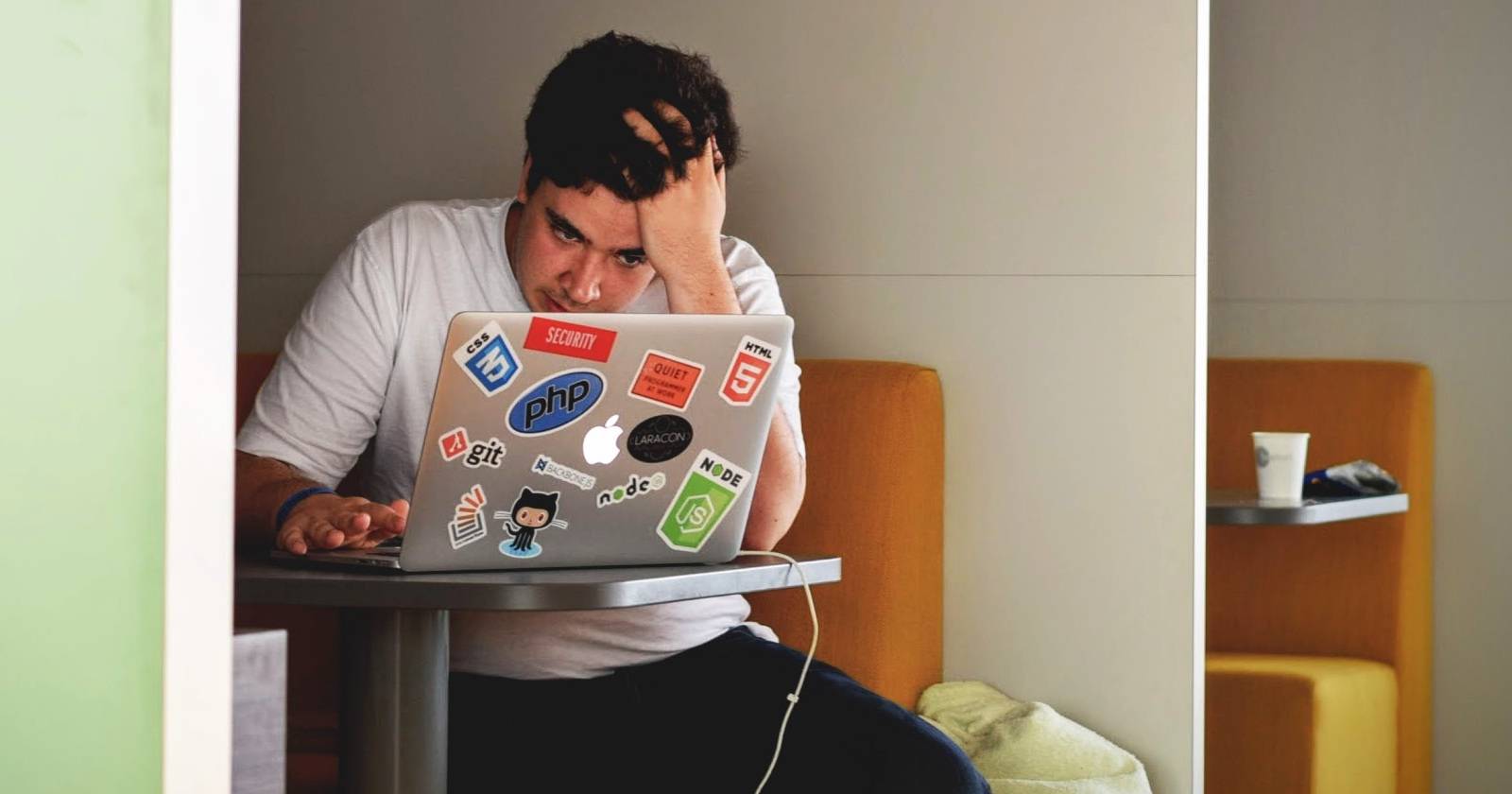 человек за ноутбуком с открытым редактором кода