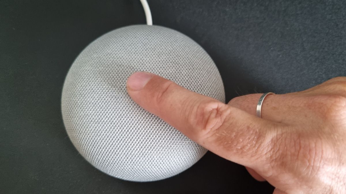 Сброс Google Nest Mini — удерживание центра верхней панели