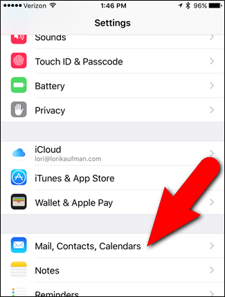 Экран iOS с разделом Почта, Контакты, Календари