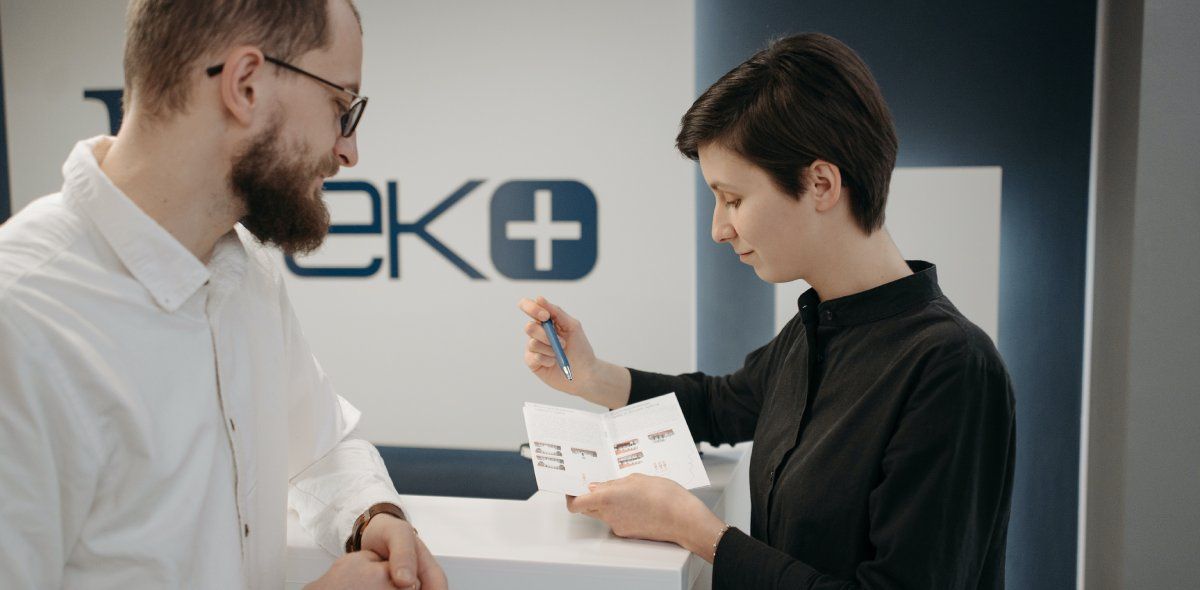 Человек показывает брошюру другому человеку