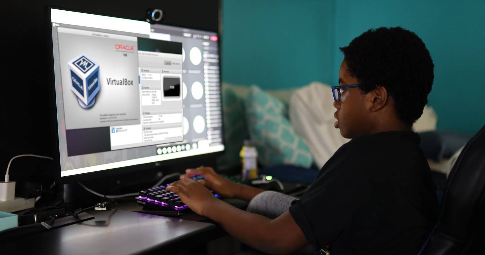 пользователь за компьютером запускает виртуальную машину