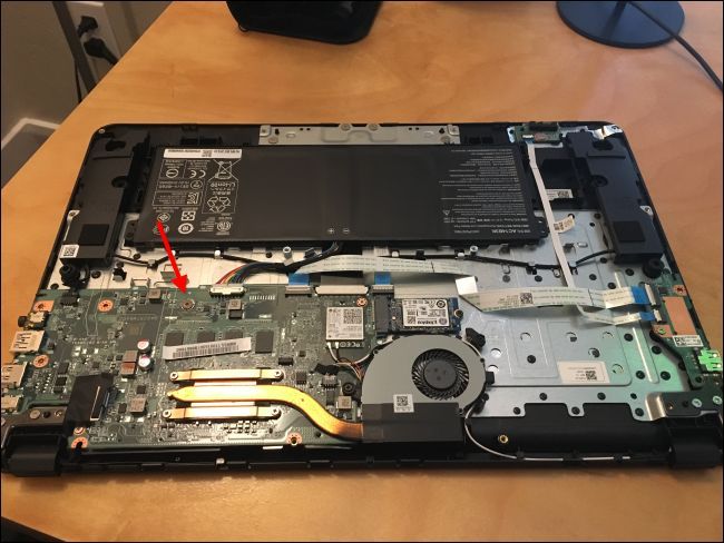 Винт защищённой записи на материнской плате вблизи