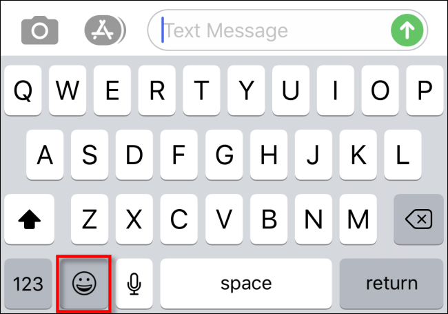 Экранная клавиатура iPhone с кнопкой Эмодзи рядом с микрофоном
