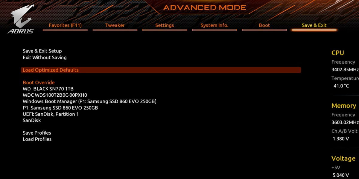 Пункт Load Optimized Defaults в BIOS