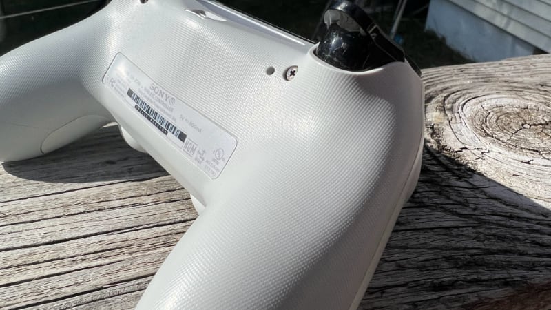 Сброс DualShock 4 и область в районе задней панели