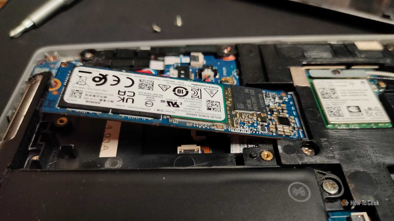 NVMe накопитель в M.2 слоте ноутбука под углом 30 градусов.