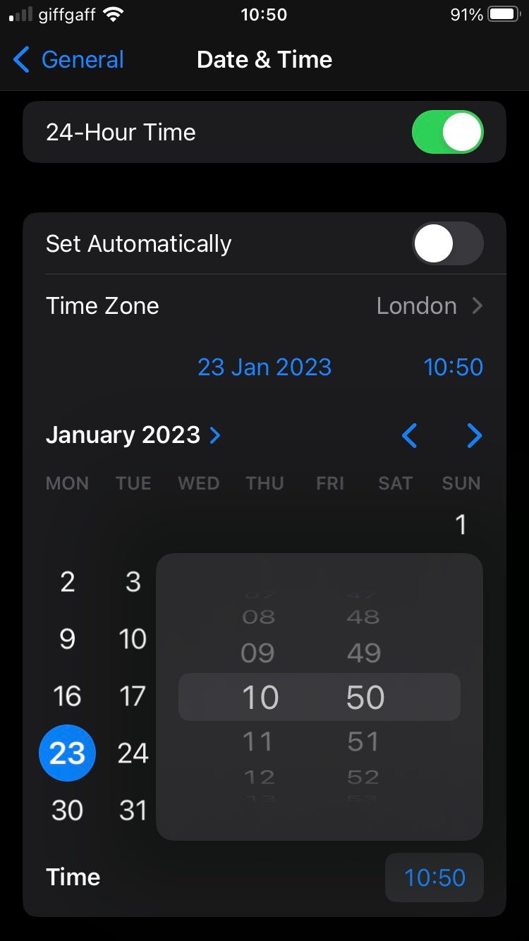 Установка даты и времени на iPhone